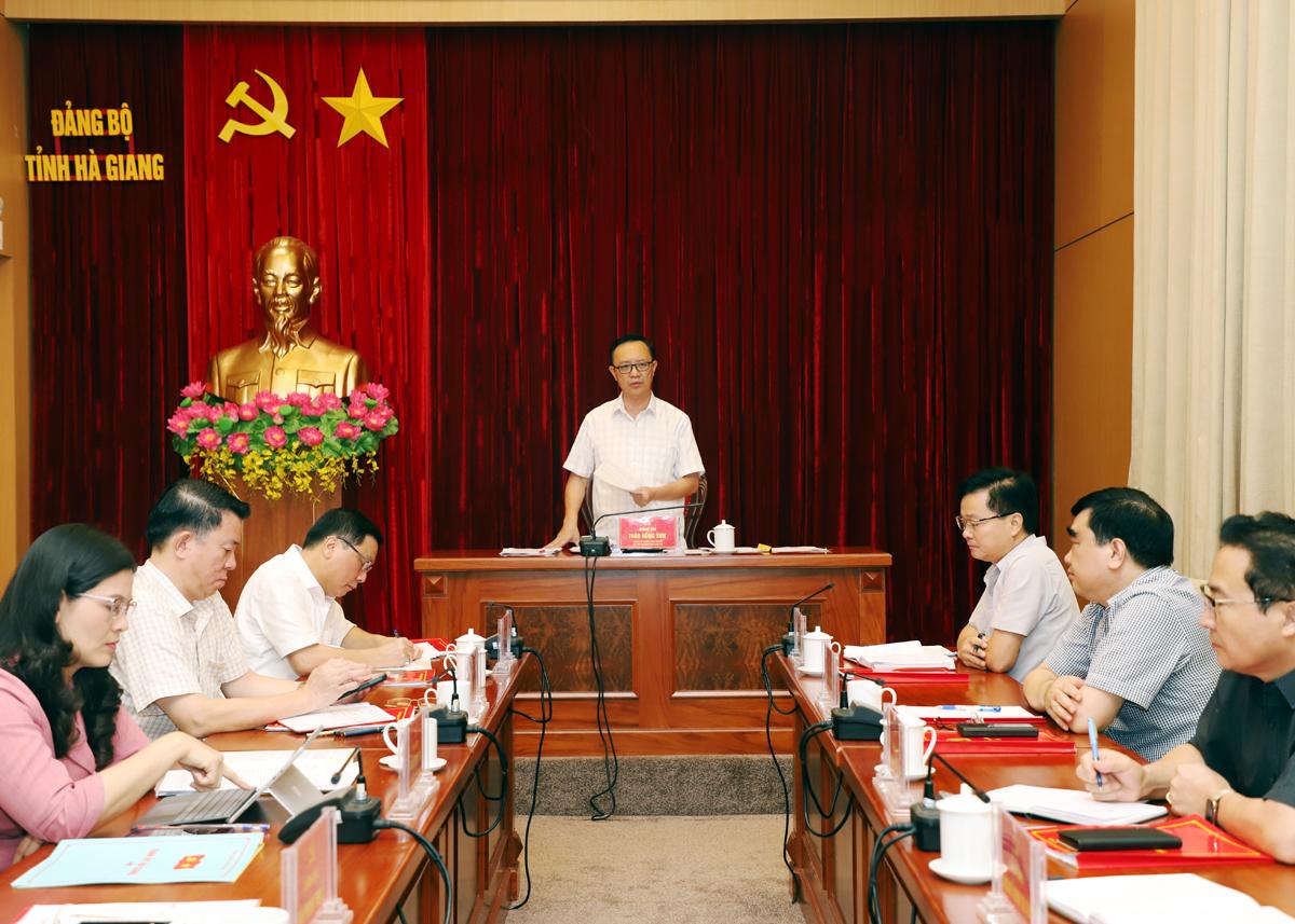 Phó Bí thư Thường trực Tỉnh ủy, Chủ tịch HĐND tỉnh Thào Hồng Sơn phát biểu tại cuộc họp