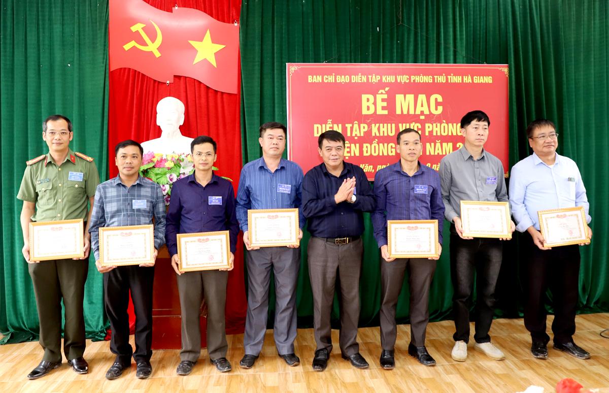 Chủ tịch UBND huyện Đồng Văn Dinh Chí Thành tặng Giấy khen cho các cá nhân.
