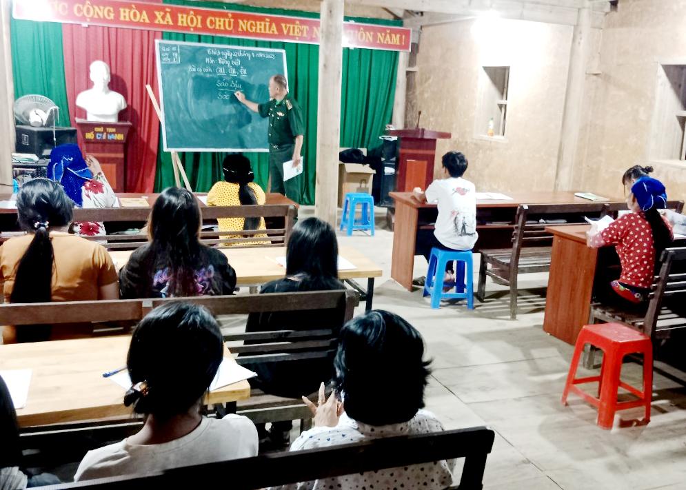 Thầy giáo Hùng Minh Phương giảng bài cho các em học sinh.