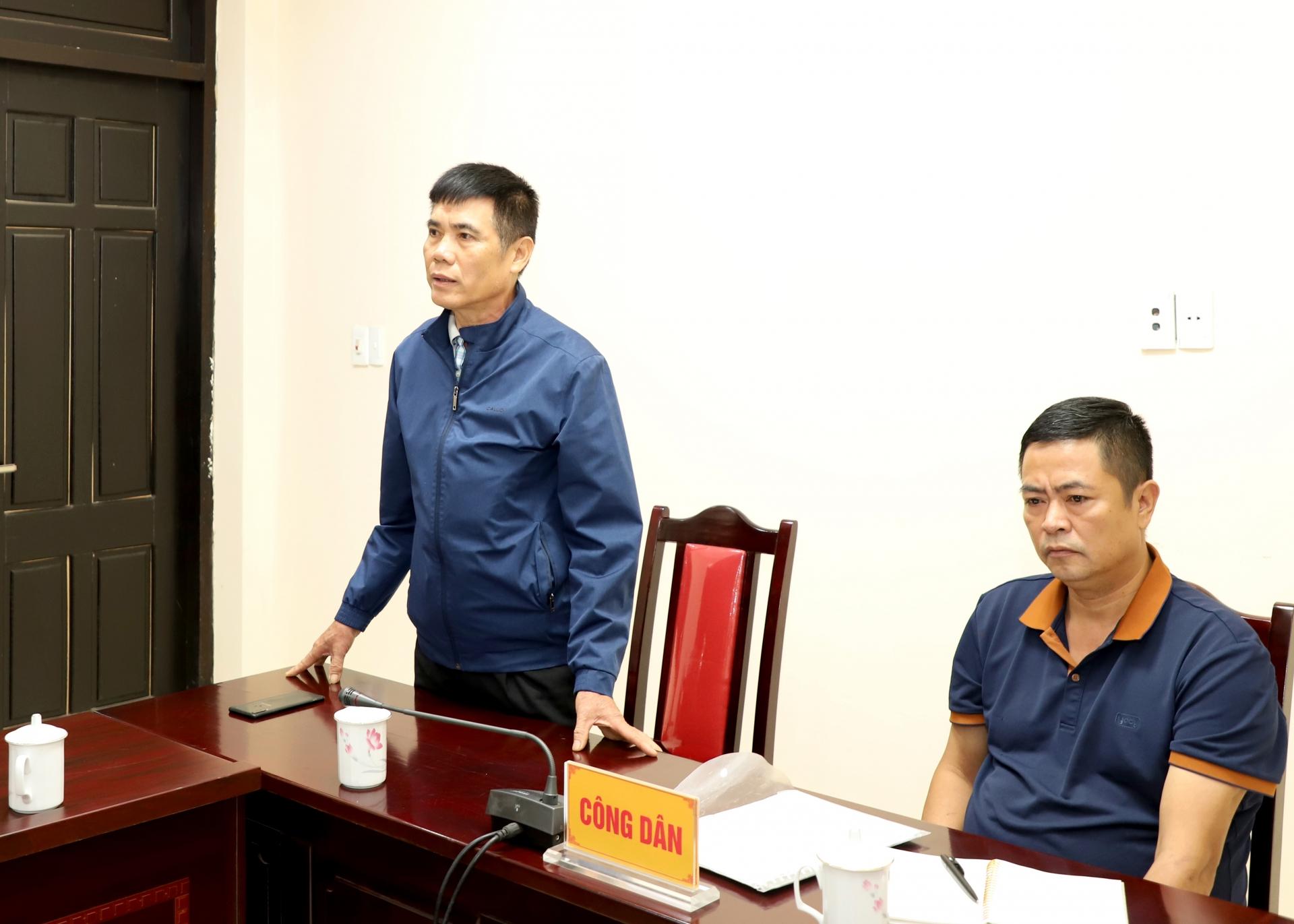 Ông Nguyễn Văn Khuyến, đại diện các hộ dân trình bày kiến nghị.