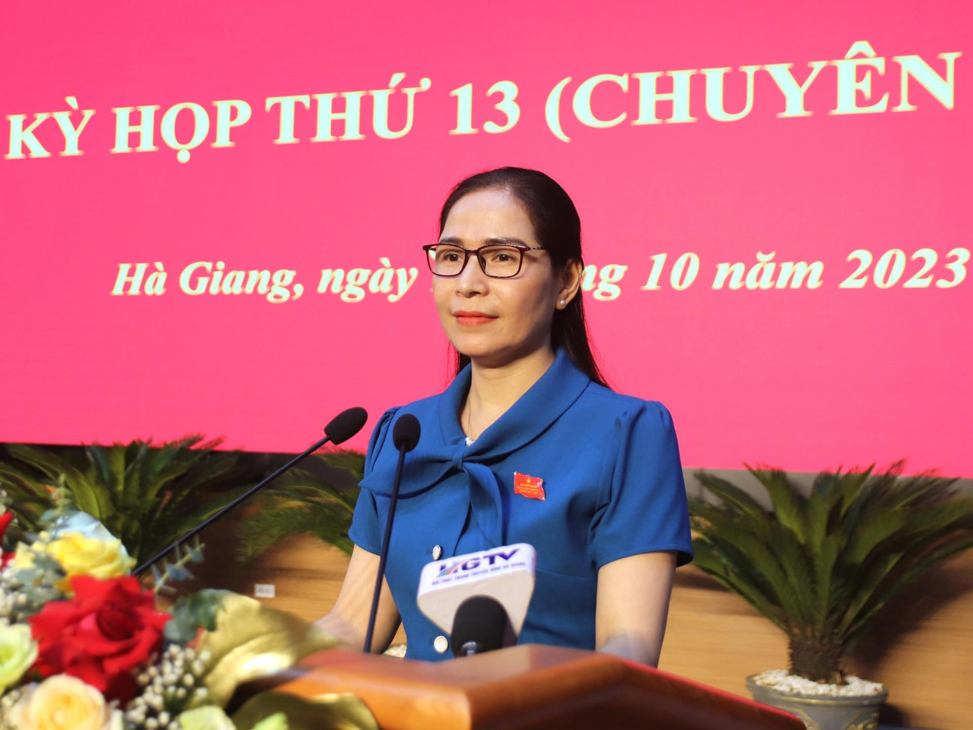 Trưởng Ban Kinh tế - Ngân sách HĐND tỉnh Phạm Thị Hồng Yên trình bày báo cáo thẩm tra các nội dung trình tại kỳ họp.