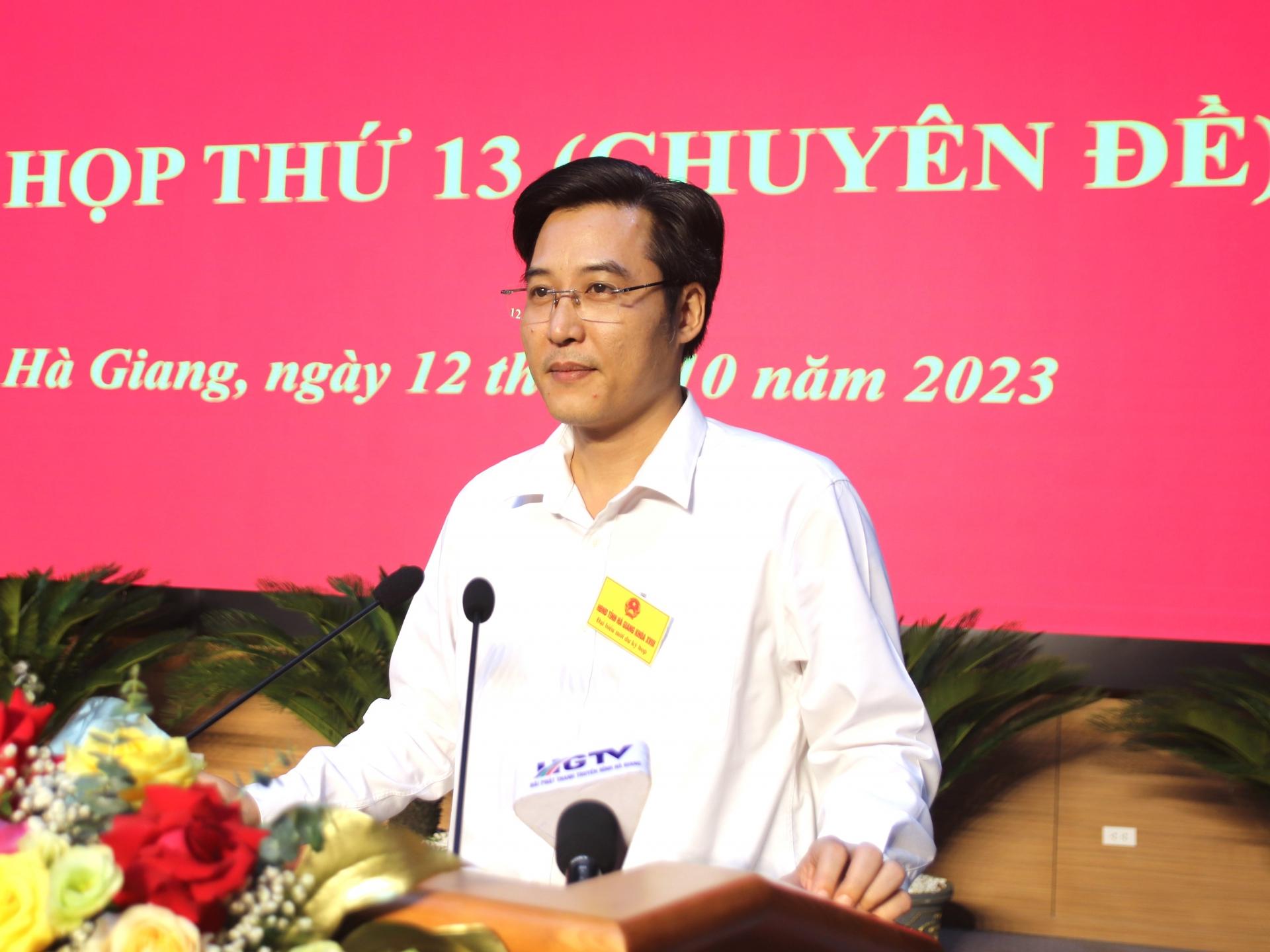 Giám đốc Sở Khoa học và Công nghệ Phan Đăng Đông thừa ủy quyền của Chủ tịch UBND tỉnh trình bày dự thảo nghị quyết liên quan đến dự toán kinh phí đối với nhiệm vụ khoa học và công nghệ.