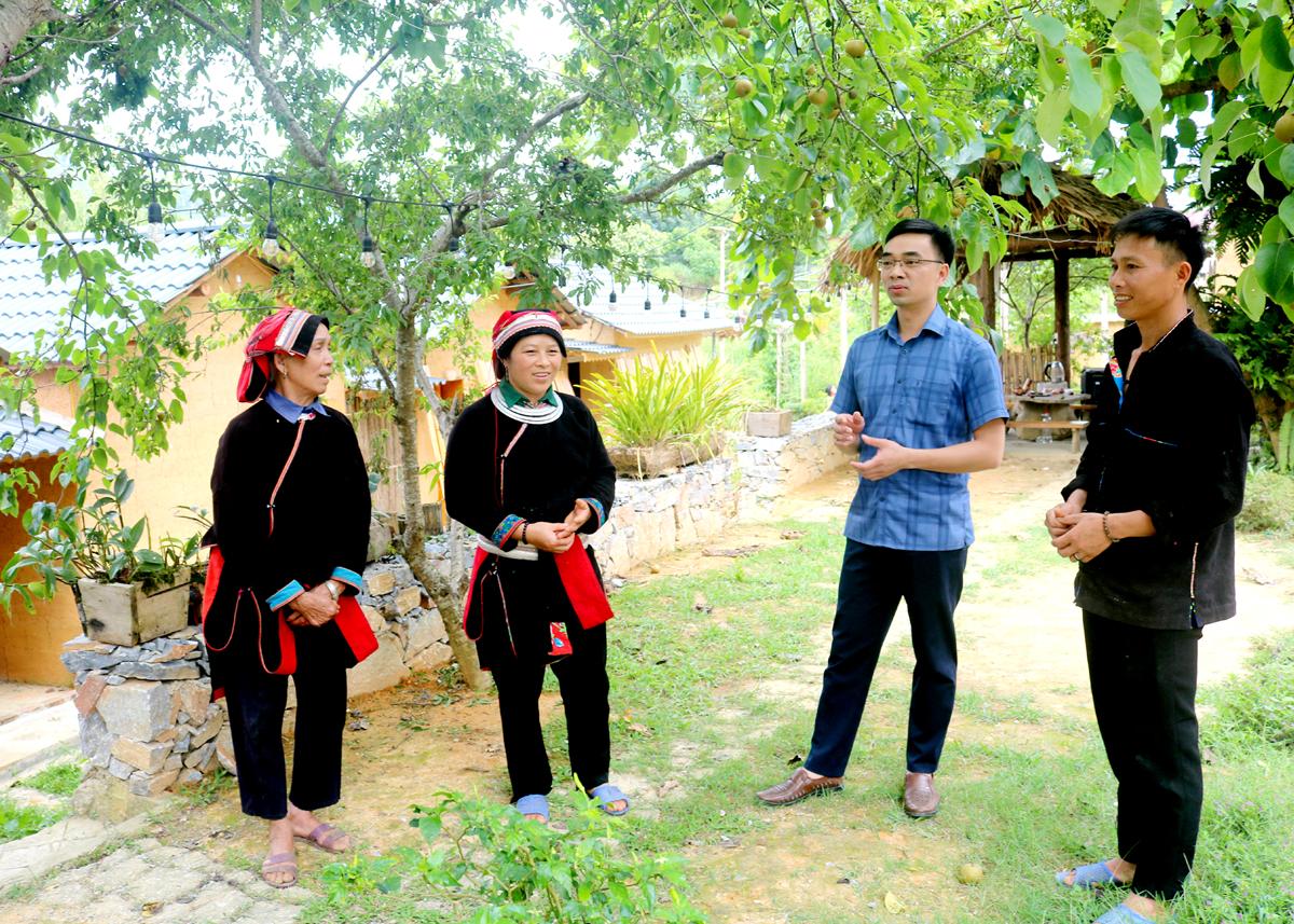 Bí thư Đảng ủy xã Quản Bạ (Quản Bạ) Vi Ngọc Tình (thứ 2 bên phải) động viên người dân thôn Nặm Đăm phát triển du lịch cộng đồng.