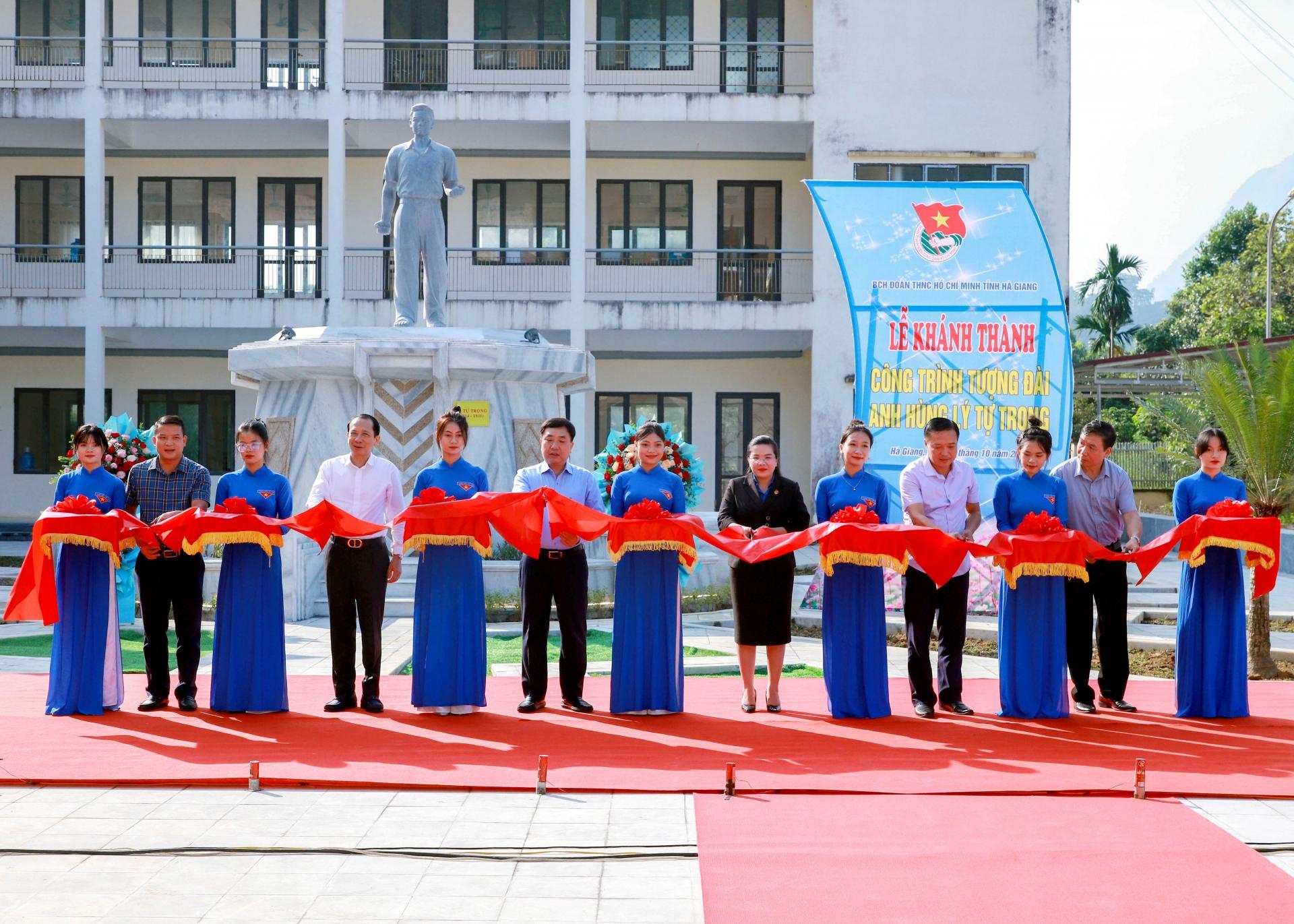 Quyền Bí thư Tỉnh ủy Nguyễn Mạnh Dũng và các đại biểu cắt băng khánh thành Tượng đài Anh hùng Lý Tự Trọng.