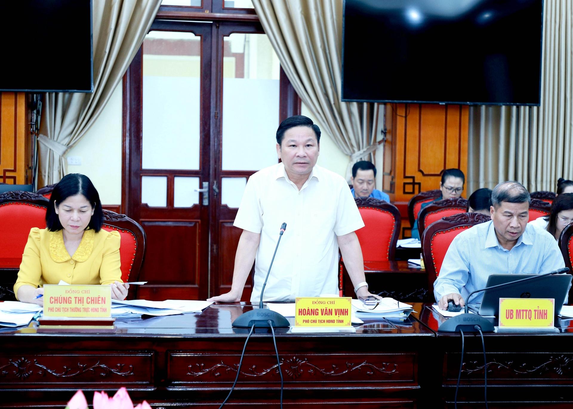 Phó Chủ tịch HĐND tỉnh Hoàng Văn Vịnh điều hành phần thảo luận tại buổi giám sát.