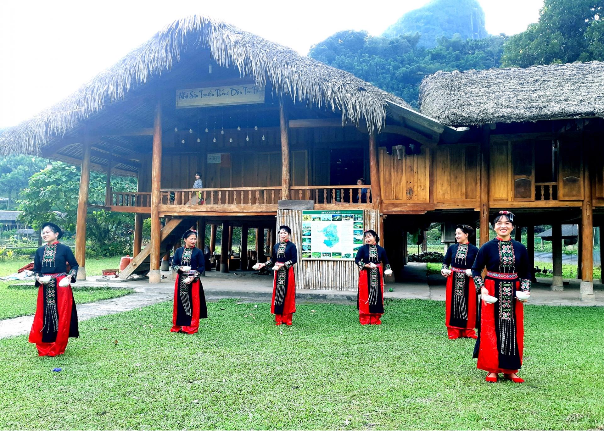 Đội văn nghệ thôn Quảng Hạ tập luyện các tiết mục chuẩn bị đón khách du lịch .