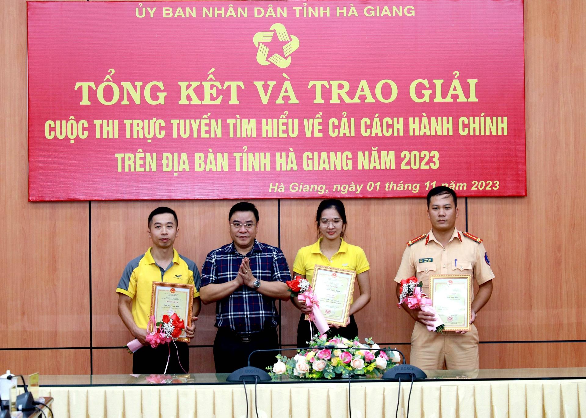 Phó Chủ tịch Thường trực UBND tỉnh Hoàng Gia Long trao giải Ba cho các cá nhân đạt giải.