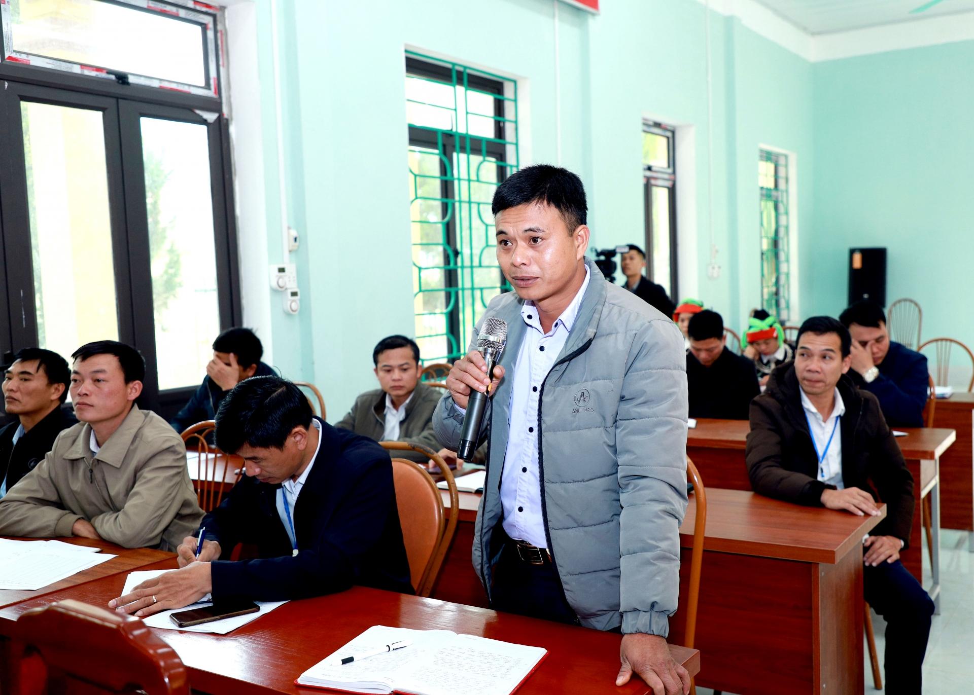 Đại diện cử tri xã Cao Bồ kiến nghị với Đoàn đại biểu HĐND tỉnh.