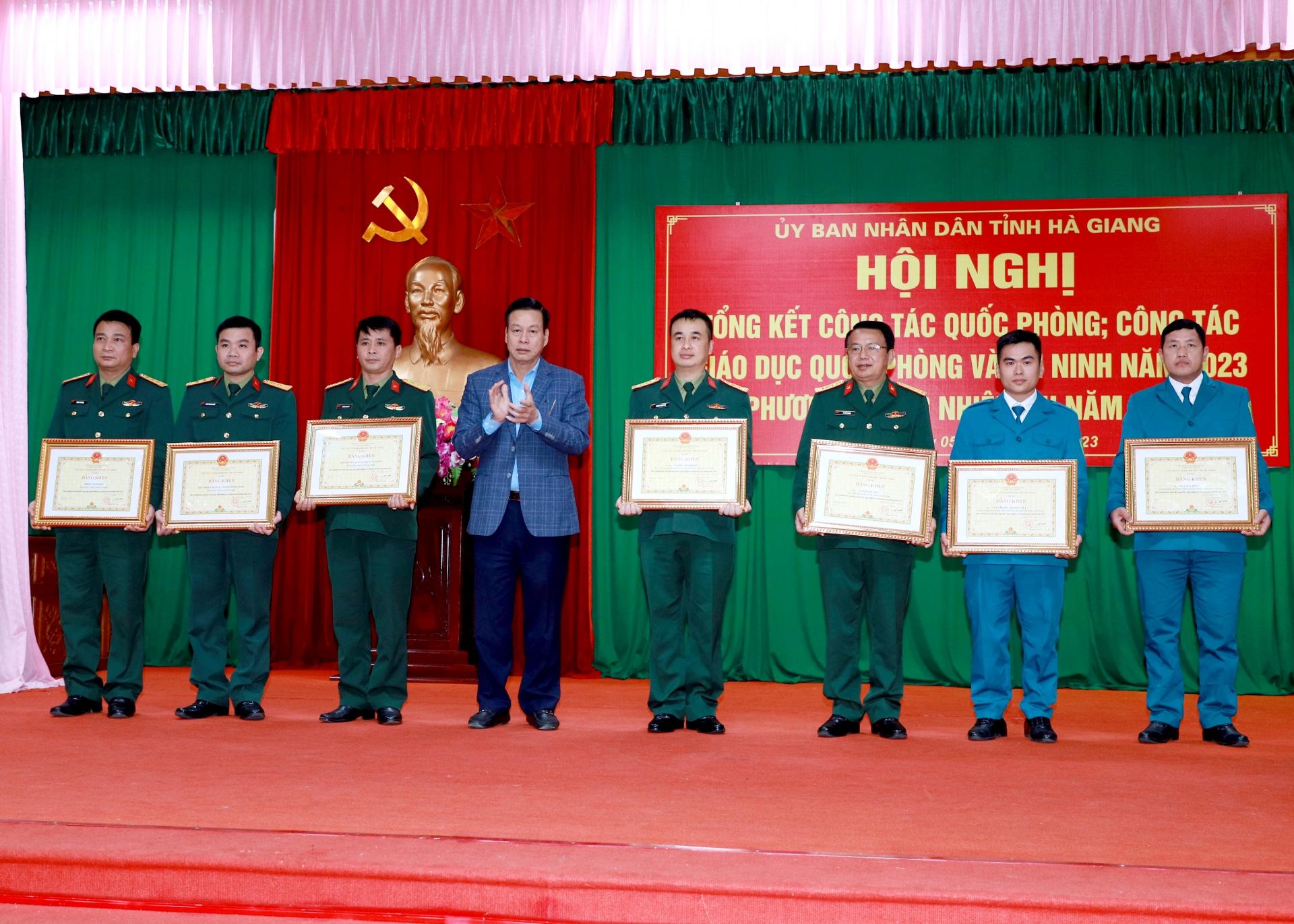 Phó Bí thư Tỉnh ủy, Chủ tịch UBND tỉnh Nguyễn Văn Sơn tặng Bằng khen cho các tập thể, cá nhân có thành tích xuất sắc trong thực hiện nhiệm vụ công tác Quốc phòng năm 2023.