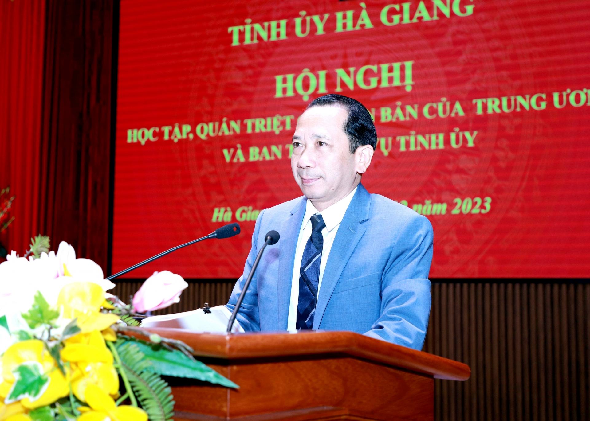 Phó Chủ tịch UBND tỉnh Trần Đức Quý quán triệt các nghị quyết, chỉ thị, kết luận của Bộ Chính trị, Ban Bí thư tại điểm cầu Tỉnh ủy.