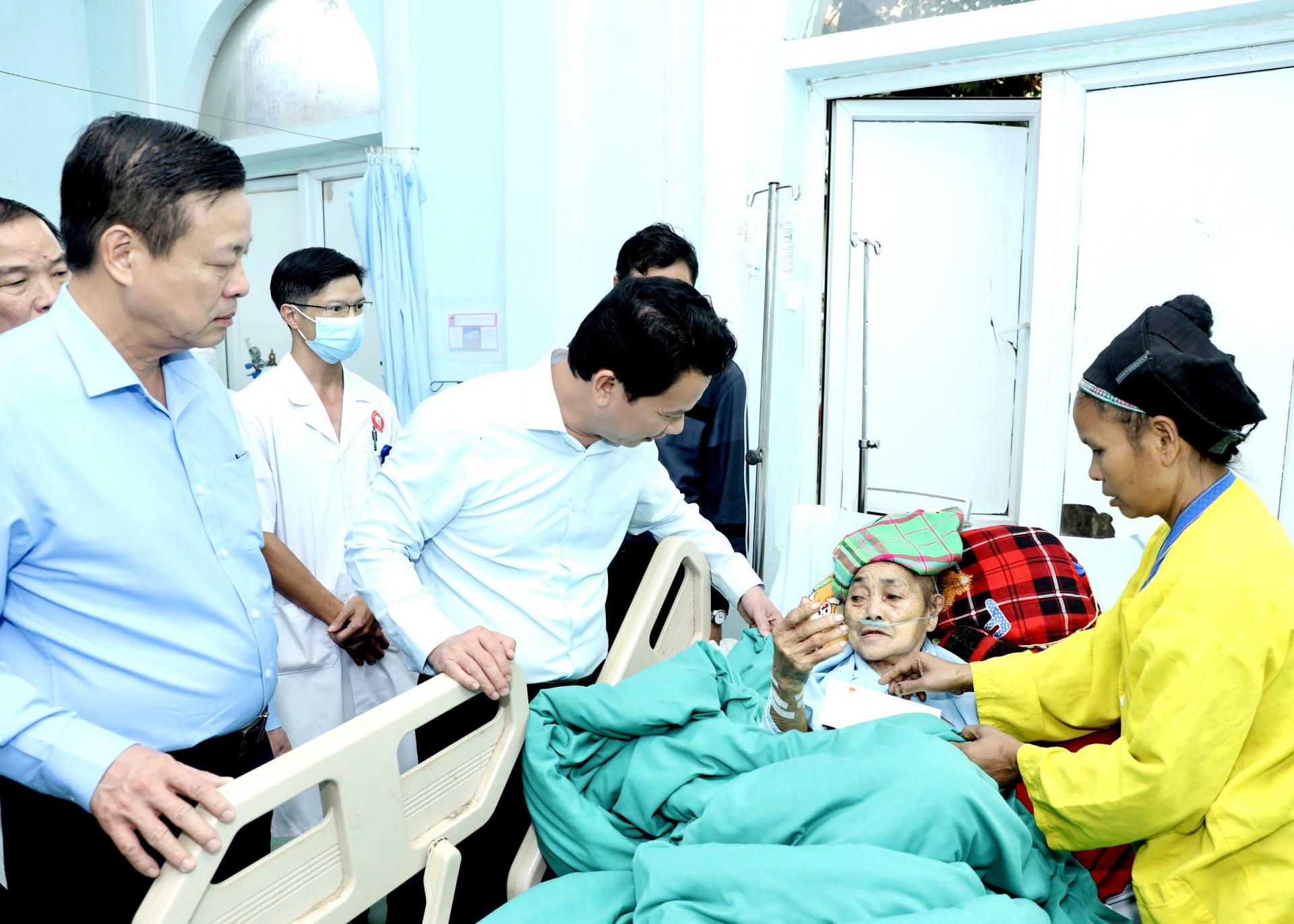 Bộ trưởng Đặng Quốc Khánh và Chủ tịch UBND tỉnh Nguyễn Văn Sơn thăm tặng quà, động viên bệnh nhân đang điều trị tại Bệnh viện Đa khoa Xín Mần