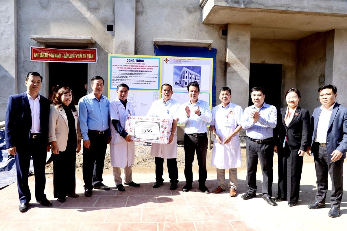 Bộ trưởng Đặng Quốc Khánh cùng các đồng chí lãnh đạo tỉnh tặng quà cán bộ, y bác sĩ Bệnh viện Đa khoa Xín Mần