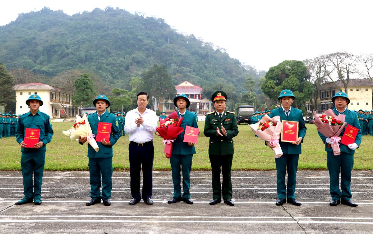 Chủ tịch UBND tỉnh Nguyễn Văn Sơn và Đại tá Nguyễn Thế Hải, Phó Tham mưu trưởng Quân khu 2 trao quyết định, tặng hoa cho Đại đội Dân quân Pháo phòng không 37mm-1 huyện Vị Xuyên.