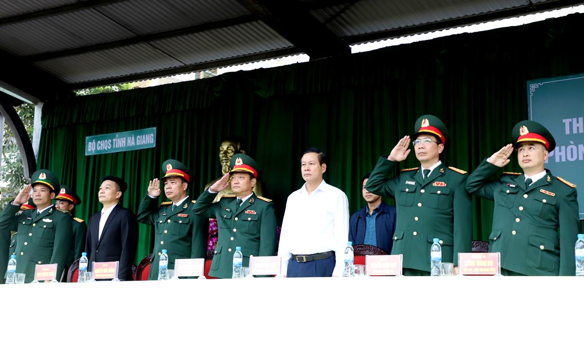 Chủ tịch UBND tỉnh Nguyễn Văn Sơn và các đại biểu dự buổi công bố.
