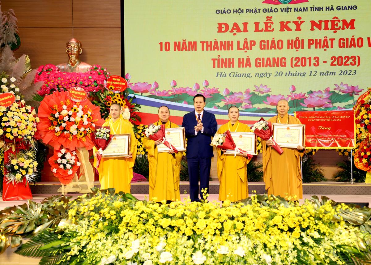 Chủ tịch UBND tỉnh Nguyễn Văn Sơn tặng Bằng khen cho các cá nhân GHPGVN tỉnh