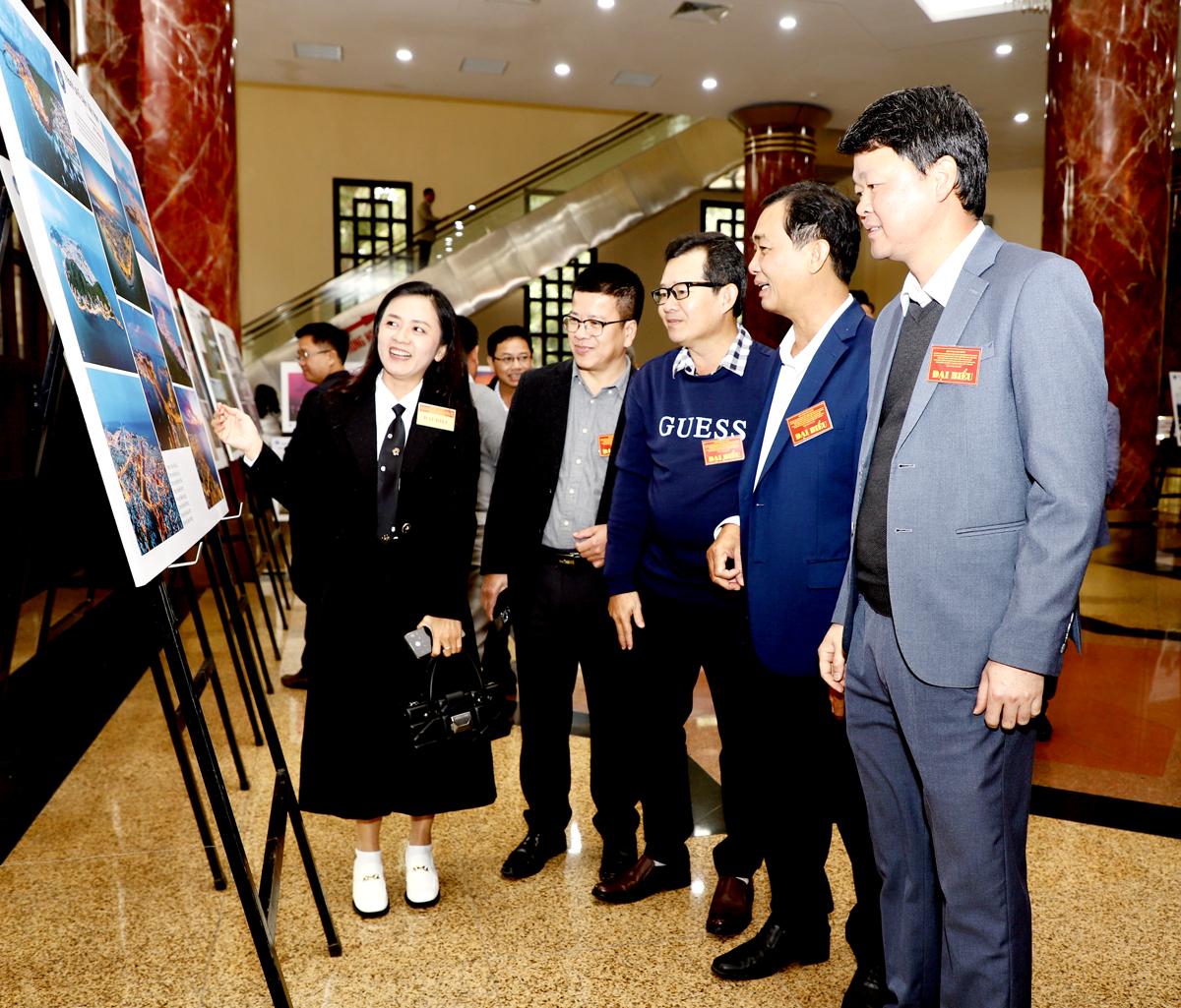 Các đại biểu tham quan trưng bày các tác phẩm đoạt giải ảnh cuộc thi “Tổ quốc bên bờ sóng”