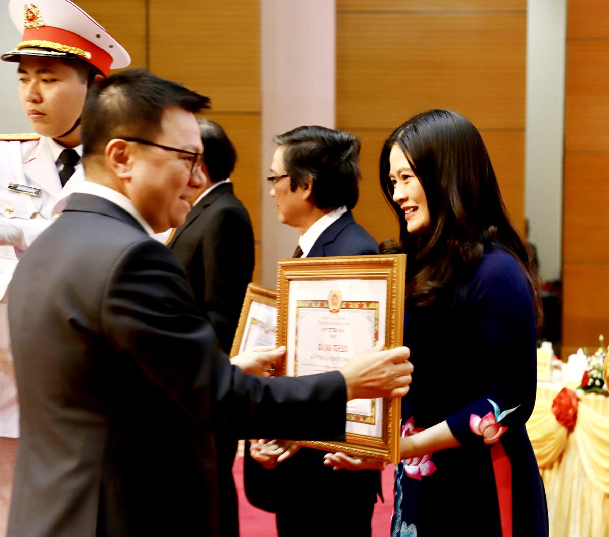 Đồng chí Vương Ngọc Hà, Trưởng Ban Tuyên giáo Tỉnh ủy nhận Bằng khen của Ban Tuyên giáo T.Ư dành cho tập thể Ban Tuyên giáo Tỉnh ủy Hà Giang