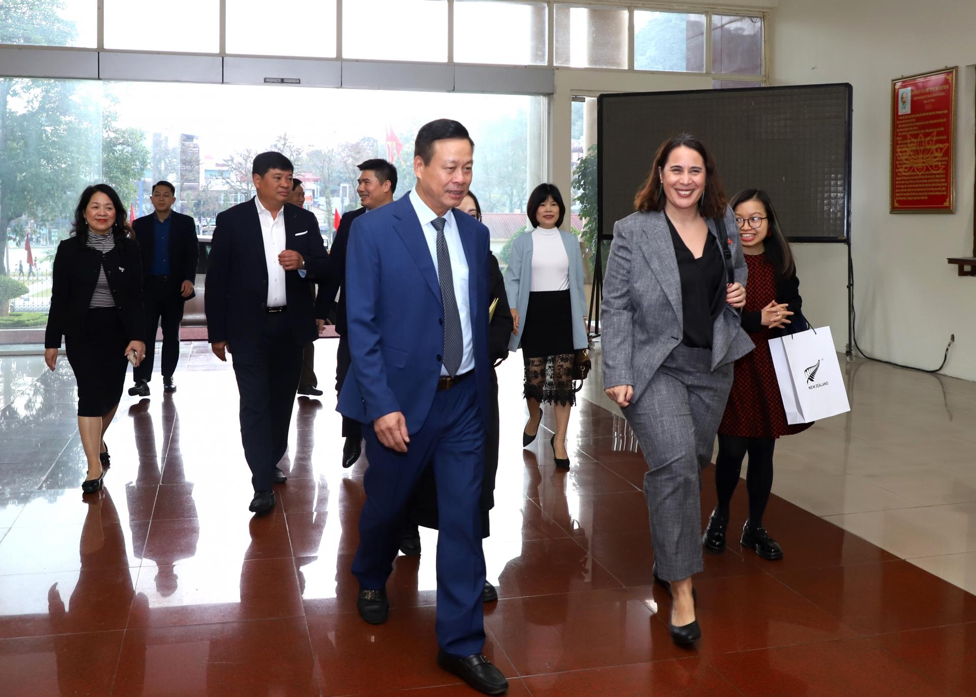 Chủ tịch UBND tỉnh Nguyễn Văn Sơn chào đón bà Tredene Dobson, Đại sứ đặc mệnh toàn quyền New Zealand tại Việt Nam tới Hà Giang.