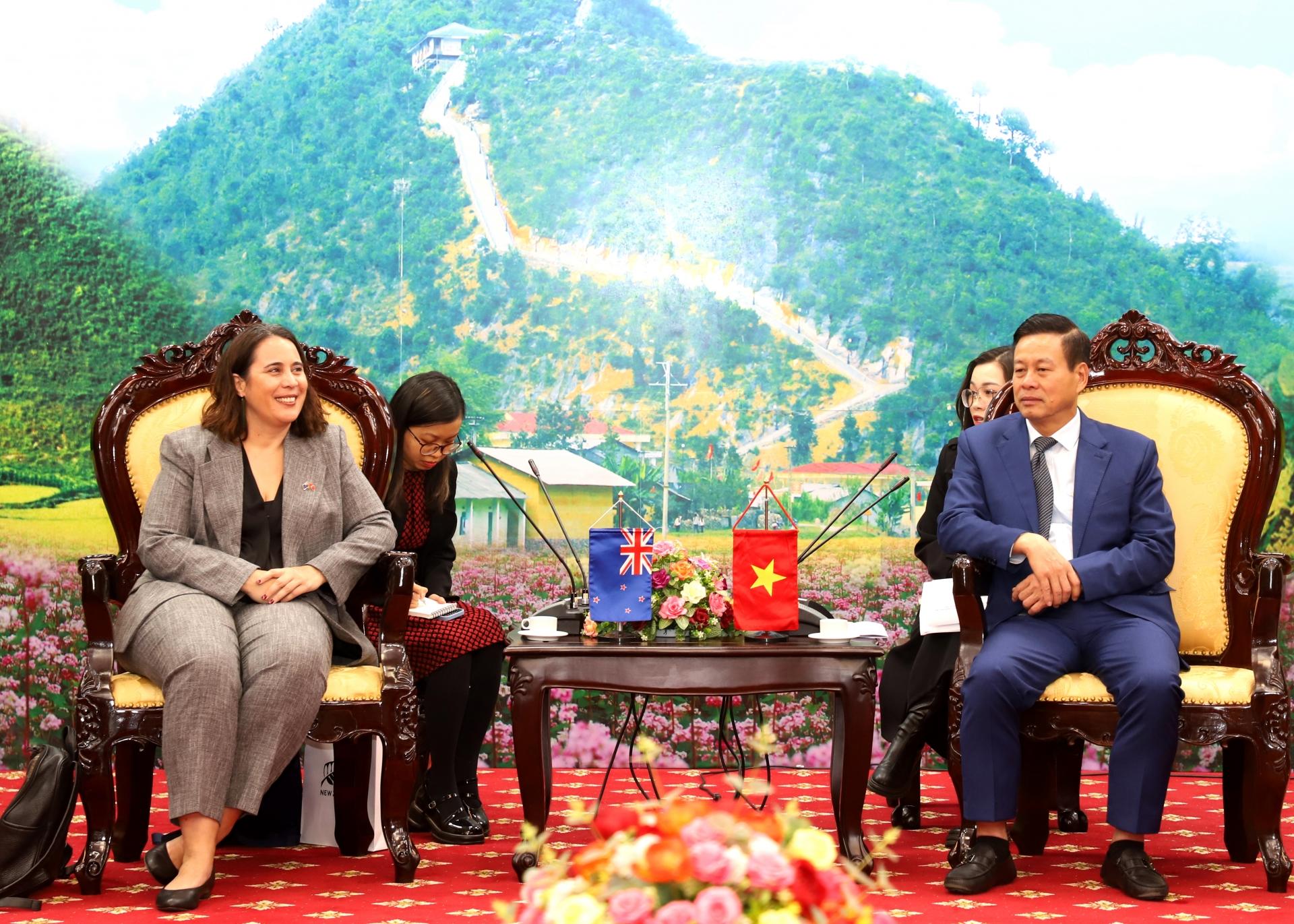 Chủ tịch UBND tỉnh Nguyễn Văn Sơn trao đổi với bà Tredene Dobson, Đại sứ đặc mệnh toàn quyền New Zealand tại Việt Nam.