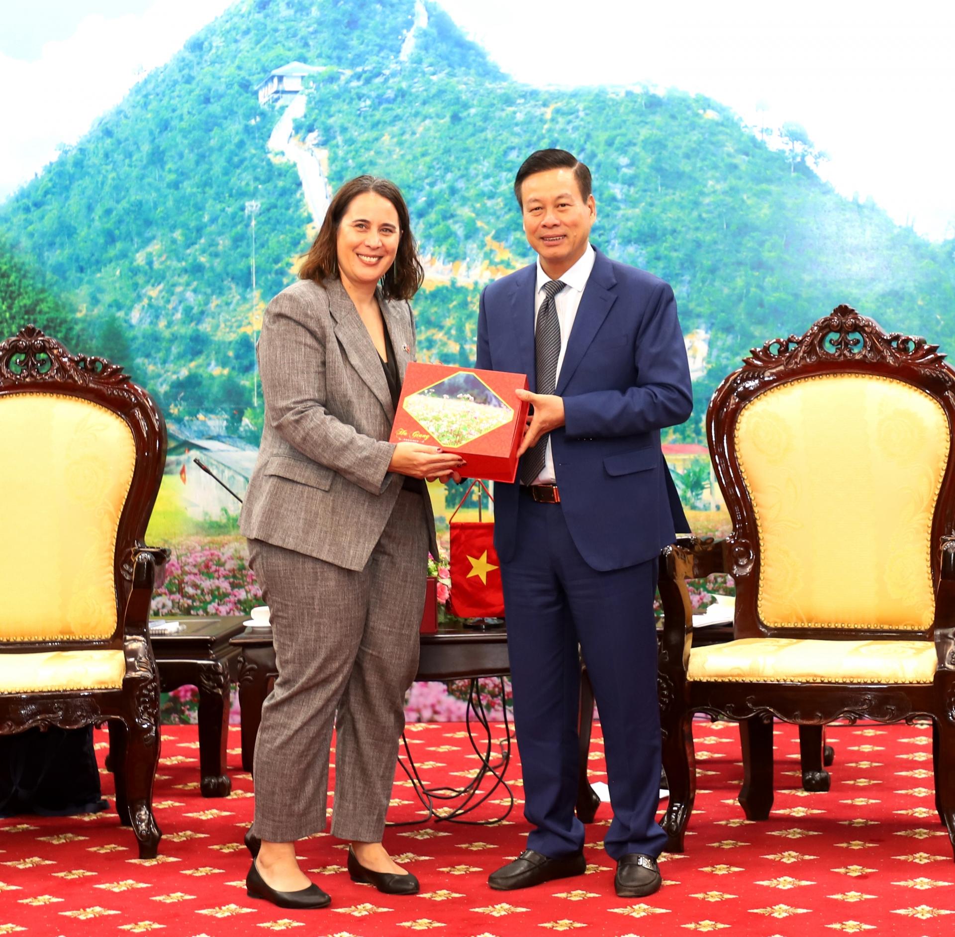 Chủ tịch UBND tỉnh Nguyễn Văn Sơn tặng sản phẩm tiêu biểu của tỉnh cho bà Tredene Dobson, Đại sứ đặc mệnh toàn quyền New Zealand tại Việt Nam.