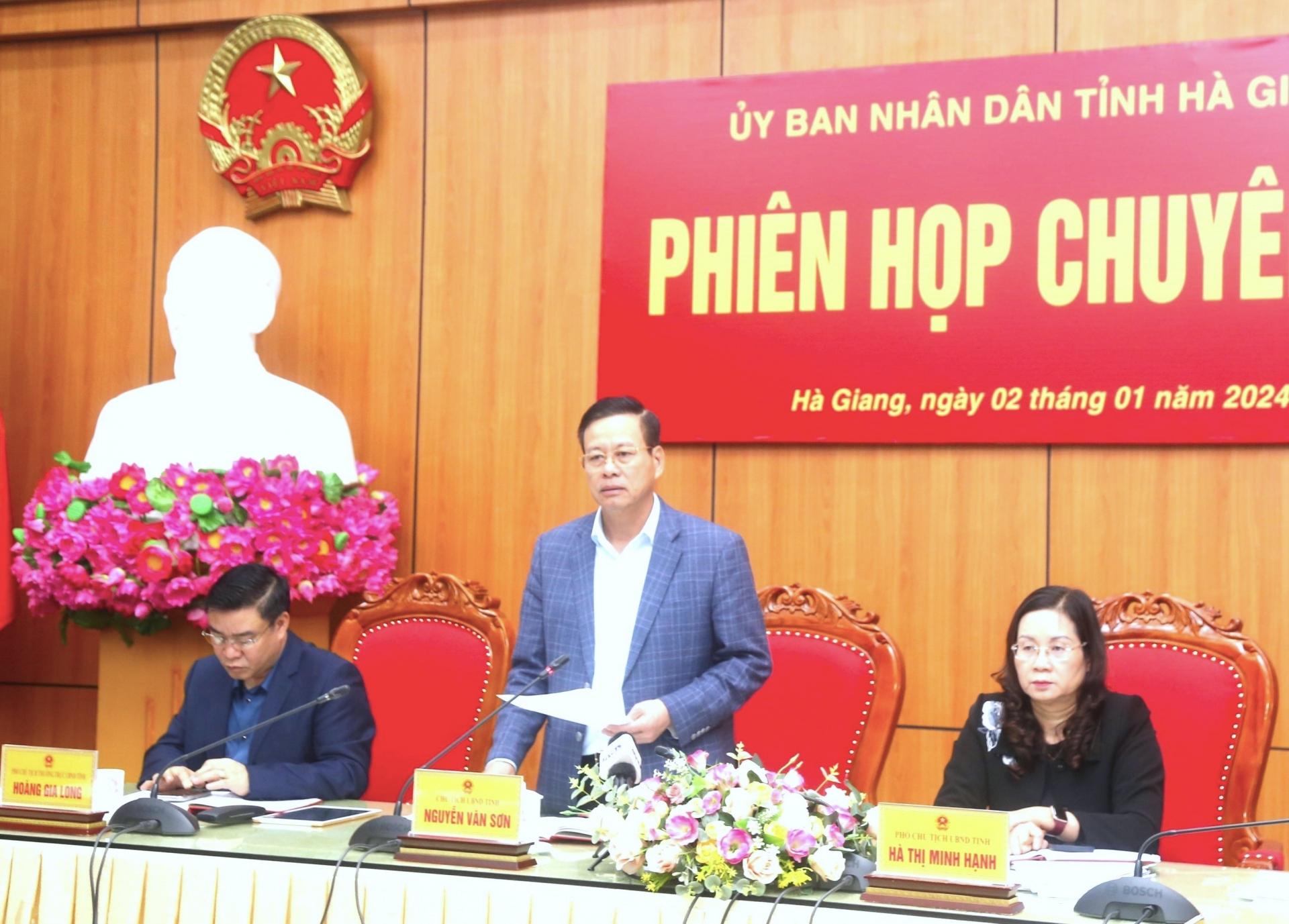 Chủ tịch UBND tỉnh Nguyễn Văn Sơn phát biểu tại phiên họp chuyên đề UBND tỉnh.