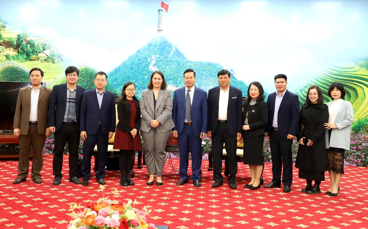 Chủ tịch UBND tỉnh Nguyễn Văn Sơn cùng các đại biểu chụp ảnh lưu niệm với bà Tredene Dobson, Đại sứ đặc mệnh toàn quyền New Zealand tại Việt Nam.