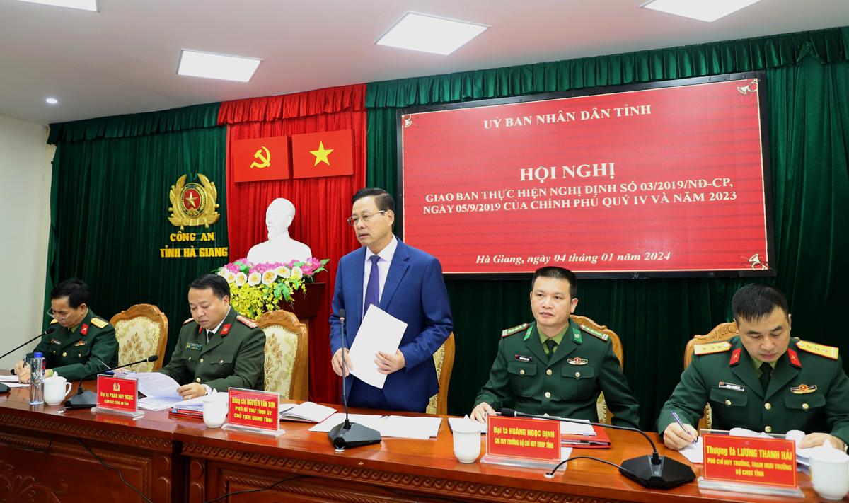 Chủ tịch UBND tỉnh Nguyễn Văn Sơn và lãnh đạo Công an tỉnh, Đoàn Kinh tế quốc phòng 313, Bộ Chỉ huy Quân sự tỉnh và Bộ đội Biên phòng tỉnh chủ trì hội nghị.