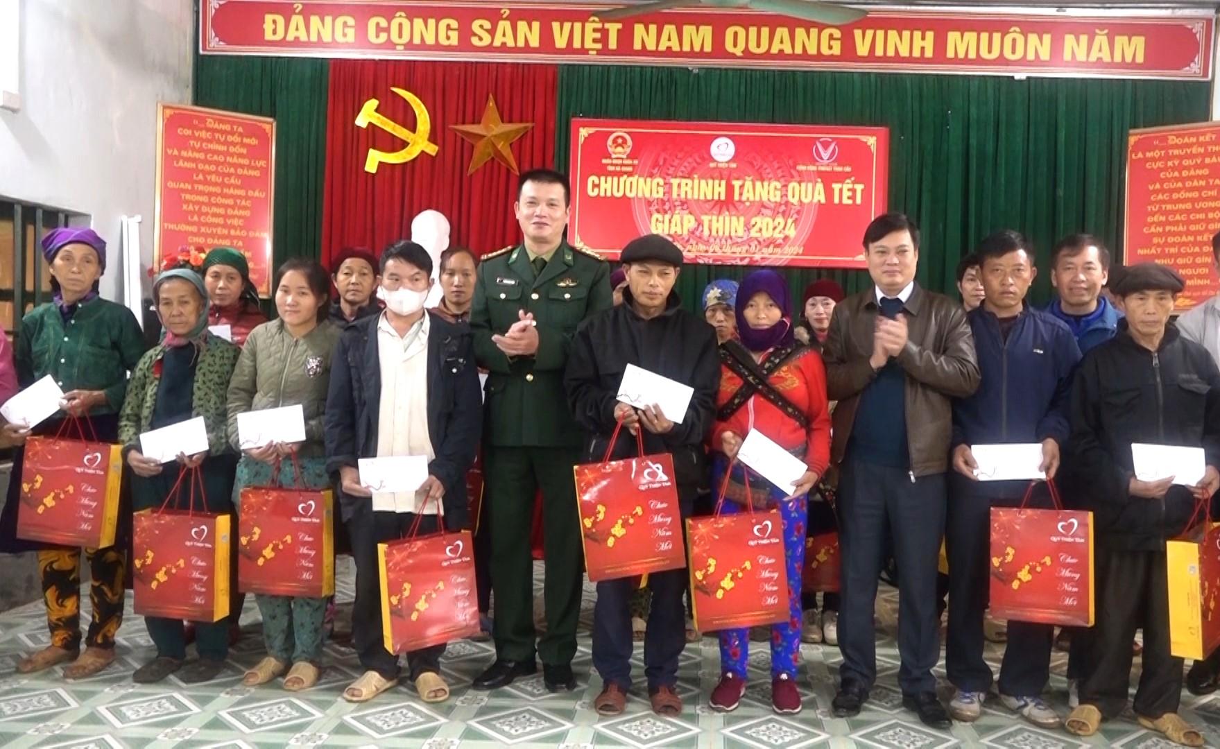 Đại tá Hoàng Ngọc Định và lãnh đạo huyện Quản Bạ tặng quà cho hộ nghèo xã Cán Tỷ.