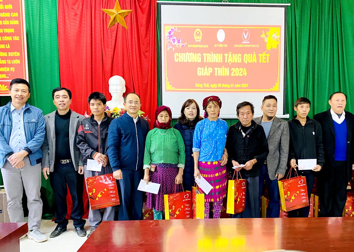 Đồng chí Lý Thị Lan và lãnh đạo huyện Đồng Văn, các nhà tài trợ trao quà cho người dân.