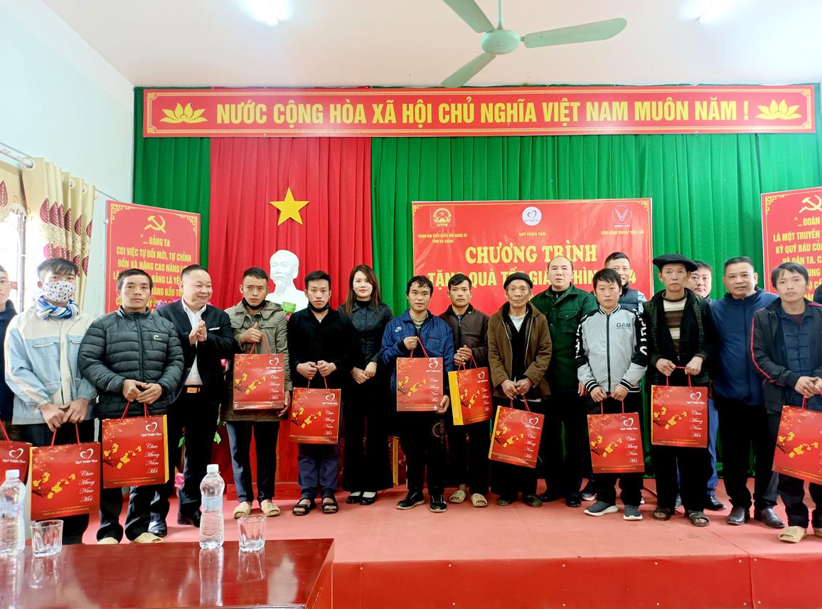 Đại biểu Tráng A Dương và Vương Thị Hương cùng lãnh đạo các đơn vị tặng quà Tết cho người dân xã Lũng Pù.