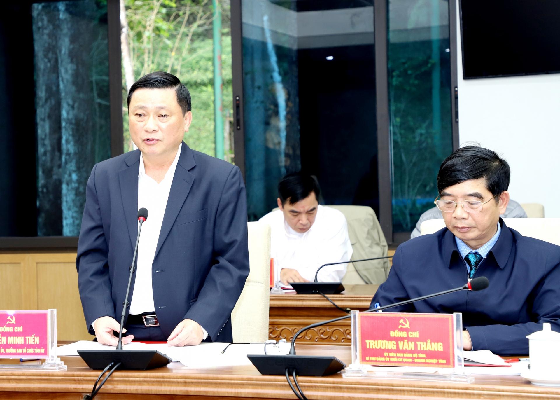 Trưởng Ban Tổ chức Tỉnh ủy Nguyễn Minh Tiến trao đổi với các đảng viên trẻ.