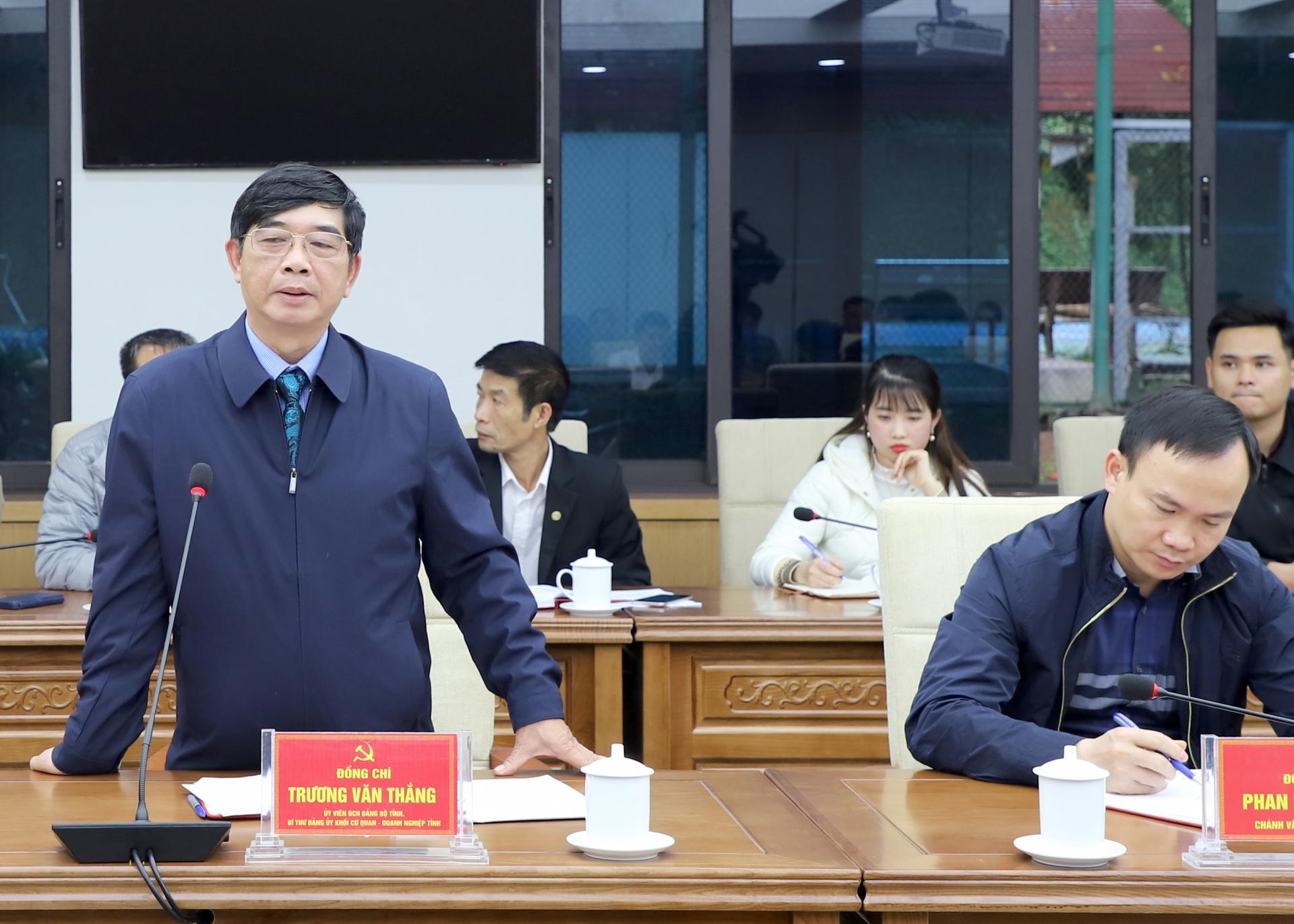Bí thư Đảng ủy Khối Cơ quan – Doanh nghiệp tỉnh Trương Văn Thắng trao đổi với các đảng viên trẻ.