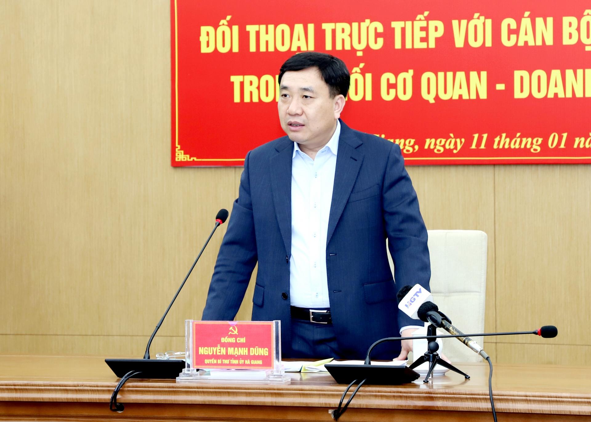 Quyền Bí thư Tỉnh ủy Nguyễn Mạnh Dũng trao đổi với các đảng viên trẻ Khối Cơ quan – Doanh nghiệp tỉnh.