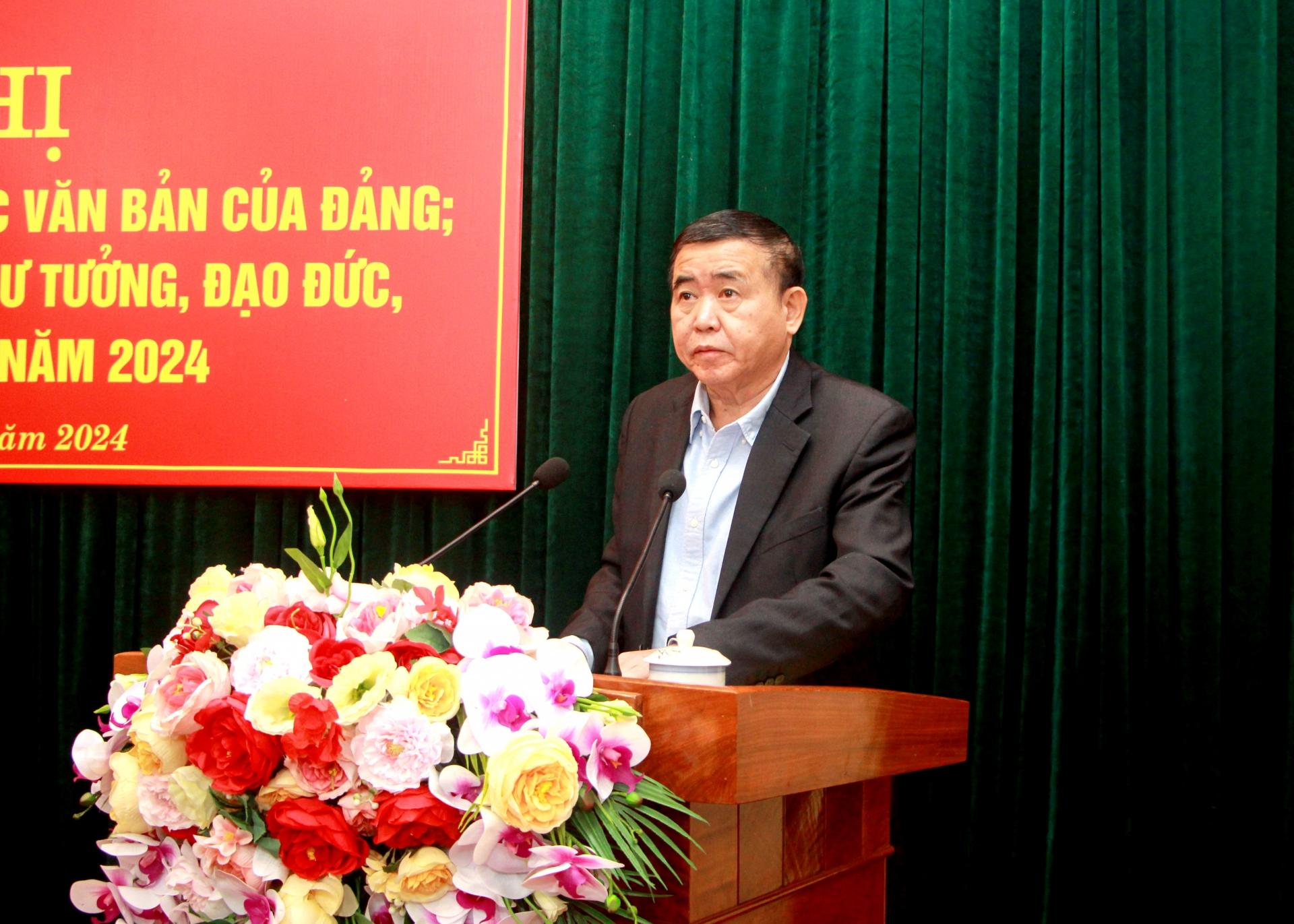 Phó Trưởng ban Thường trực Ban Tổ chức Tỉnh ủy Nguyễn Văn Tuệ quán triệt, triển khai các văn bản của Đảng tại hội nghị.