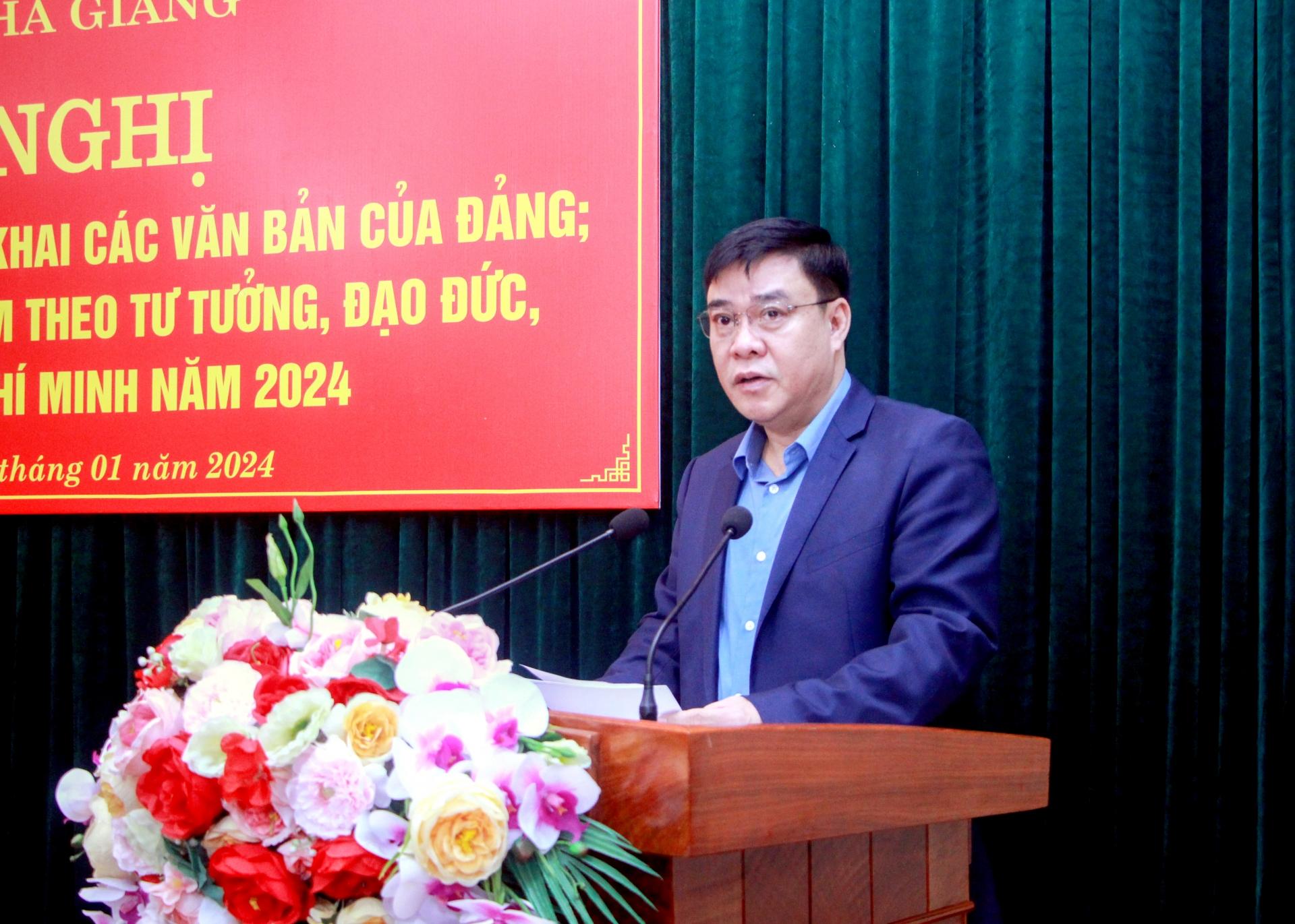 Phó Chủ tịch Thường trực UBND tỉnh Hoàng Gia Long quán triệt, triển khai các văn bản của Đảng tại hội nghị.
