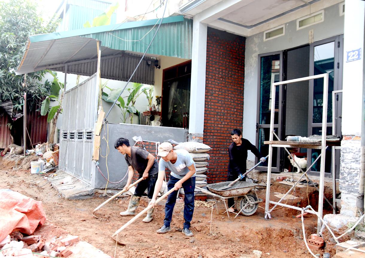 Các hộ dân sinh sống dọc theo tuyến đường Lê Hoàn, phường Nguyễn Trãi chủ động tháo dỡ công trình không kiên cố để bàn giao mặt bằng sạch cho đơn vị thi công.