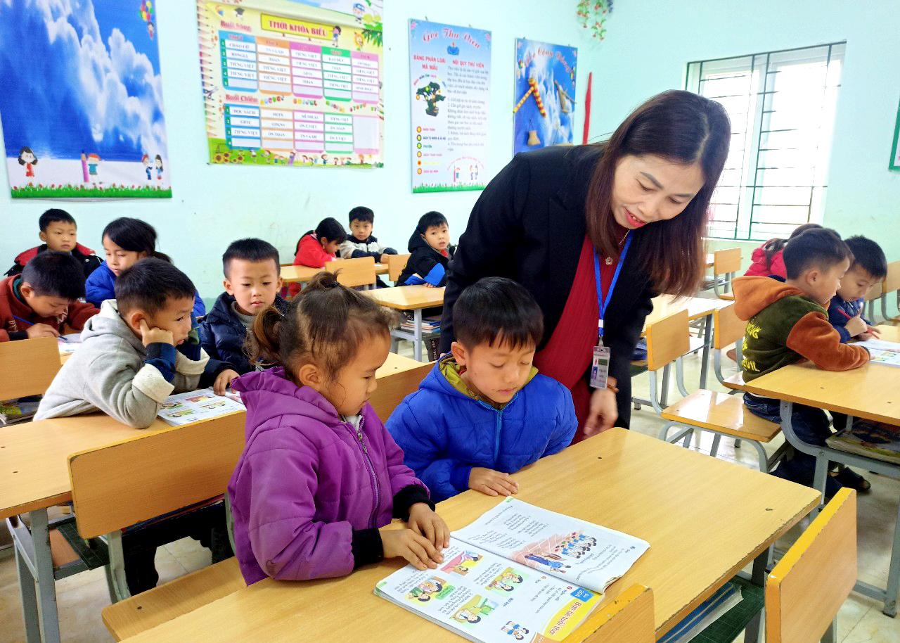 Tiết học tiếng việt của cô và trò trường PTDTBT Tiểu học Nà Khương huyện Quang Bình