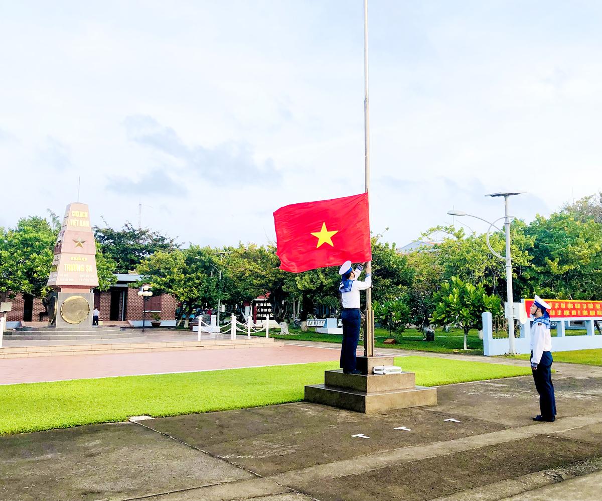 Nghi thức thượng cờ trước Cột mốc chủ quyền tại đảo Trường Sa - Thủ phủ quần đảo Trường Sa