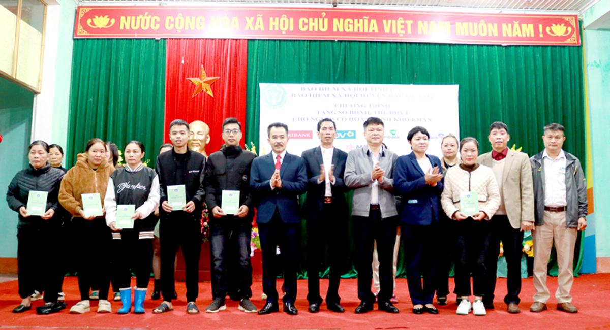 Lãnh đạo Bảo hiểm xã hội tỉnh và các đơn vị tài trợ trao sổ Bảo hiểm xã hội, thẻ Bảo hiểm y tế cho người dân huyện Bắc Quang.