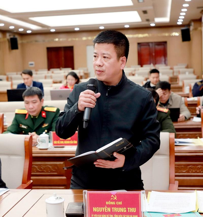 Tổng Biên tập Báo Hà Giang Nguyễn Trung Thu thảo luận tại hội nghị.
