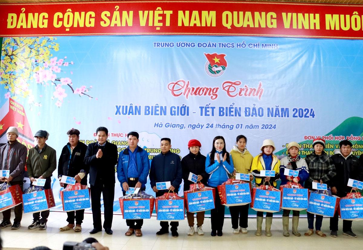 Đồng chí Nguyễn Phạm Duy Trang và Vàng Seo Cón tặng quà hộ nghèo xã Minh Tân (Vị Xuyên).