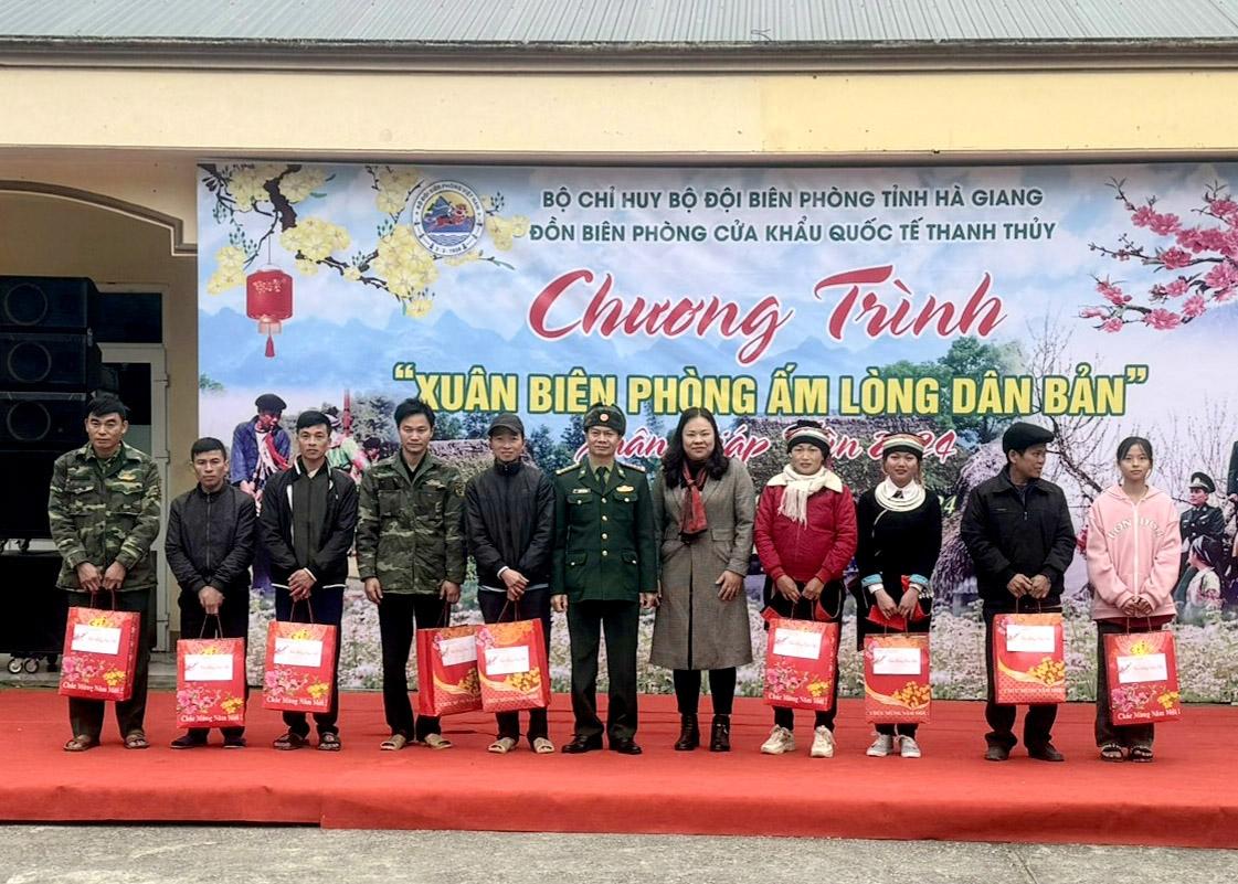 Lãnh đạo Bộ Chỉ huy BĐBP tỉnh và huyện Vị Xuyên trao quà cho các gia đình chính sách, hộ nghèo trên địa bàn.