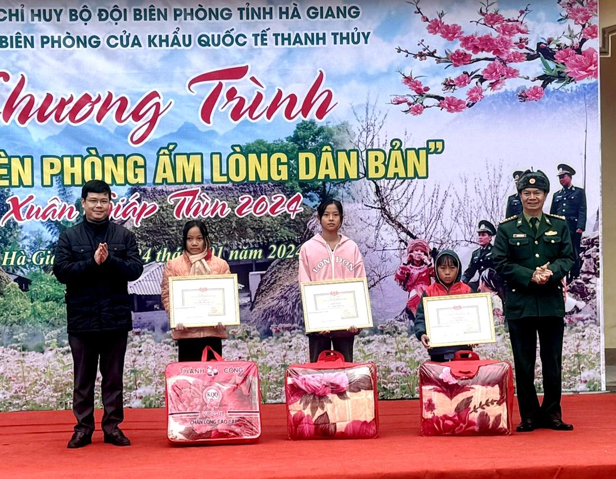 Lãnh đạo Bộ Chỉ huy BĐBP tỉnh và lãnh đạo huyện Vị Xuyên trao quà cho học sinh nghèo vượt khó trên địa bàn các xã biên giới của huyện Vị Xuyên.