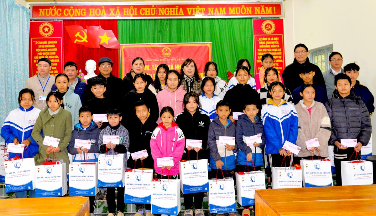 Đồng chí Lý Thị Lan, Phó Trưởng đoàn chuyên trách Đoàn ĐBQH khóa XV đơn vị tỉnh Hà Giang tặng quà cho trẻ em tại xã Bản Rịa (Quang Bình).