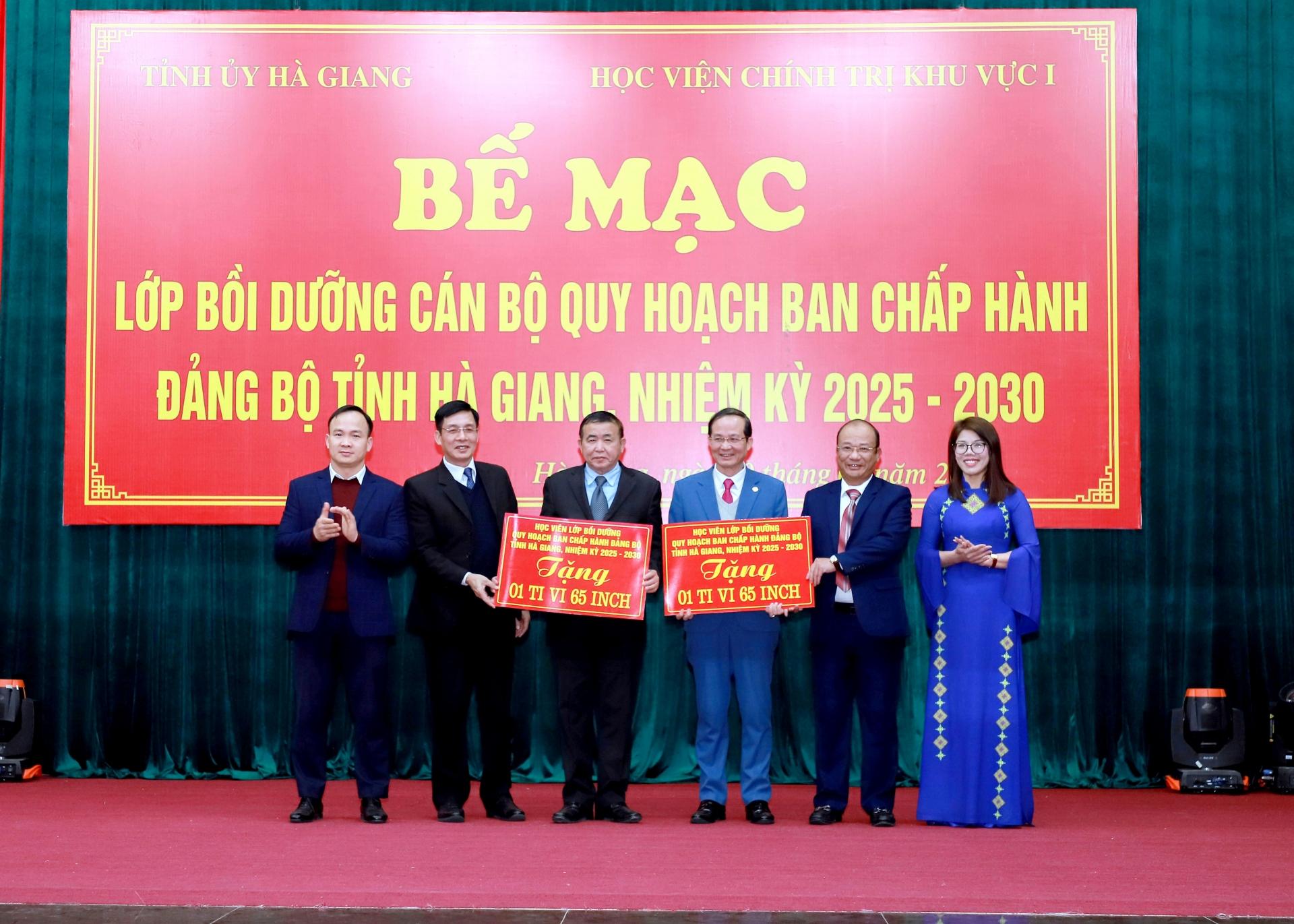 Tập thể lớp bồi dưỡng cán bộ quy hoạch BCH Đảng bộ tỉnh Hà Giang nhiệm kỳ 2025 - 2030 tặng quà cho Ban Tổ chức Tỉnh ủy và Trường Chính trị tỉnh.