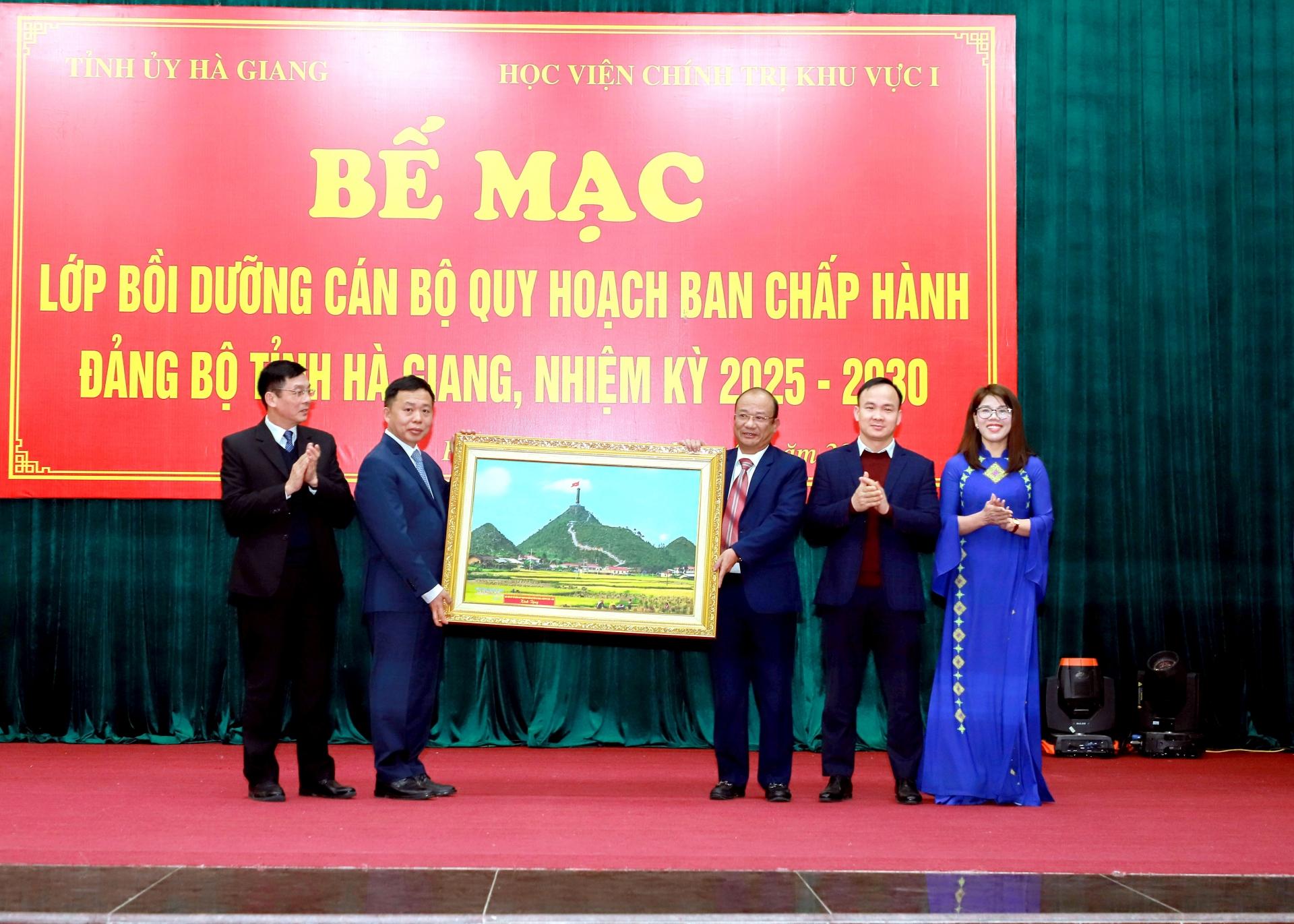 Tập thể lớp bồi dưỡng cán bộ quy hoạch BCH Đảng bộ tỉnh Hà Giang nhiệm kỳ 2025 - 2030 tặng bức ảnh Cột cờ Quốc gia Lũng Cú cho Giám đốc Học viện Chính trị khu vực 1.