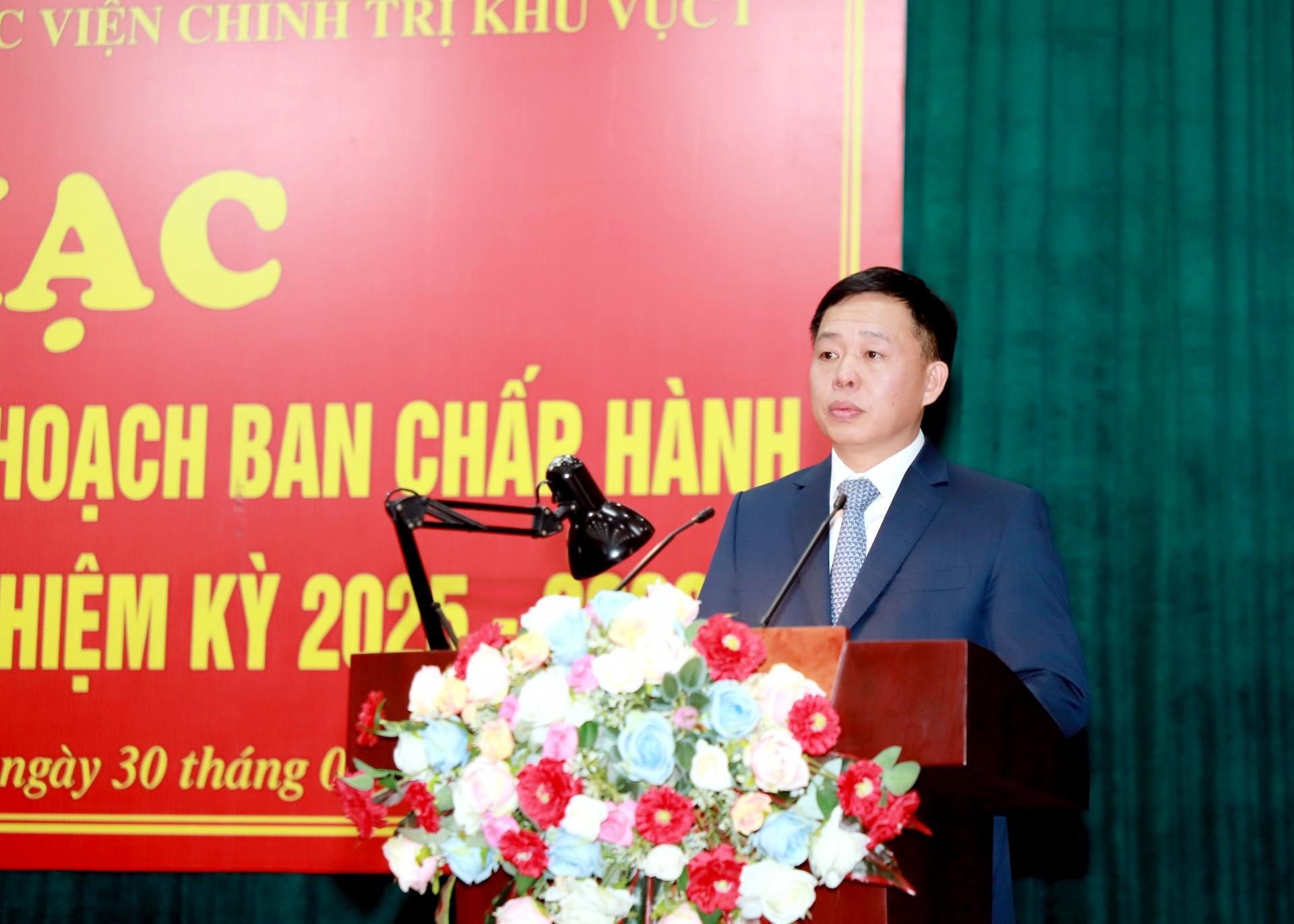 Phó Giáo sư, Tiến sỹ Nguyễn Vĩnh Thanh, Giám đốc Học viện Chính trị khu vực 1 phát biểu tại buổi lễ