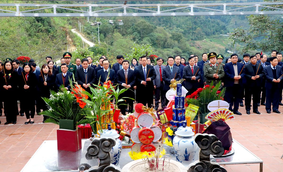 Đoàn đại biểu tỉnh Hà Giang viếng các Anh hùng Liệt sỹ tại Đền thờ Điểm cao 468