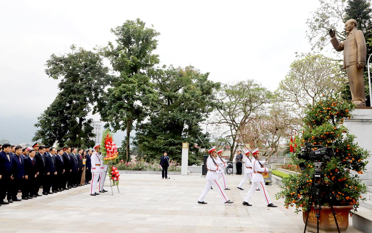 Đoàn đại biểu tỉnh Hà Giang dâng hoa Tượng đài Bác Hồ tại khuôn viên Trụ sở Tỉnh ủy.