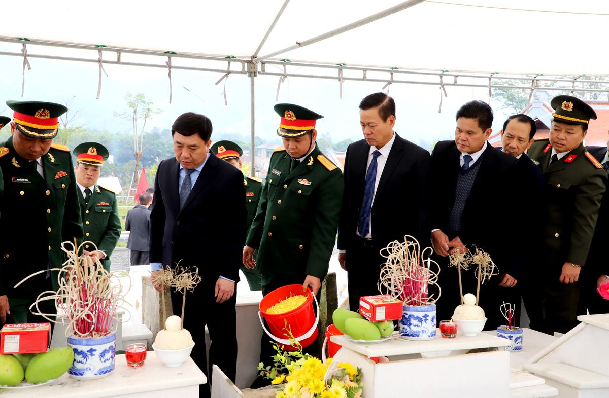 Quyền Bí thư Tỉnh ủy Nguyễn Mạnh Dũng trải hoa phần mộ các Anh hùng Liệt sỹ khi an táng.